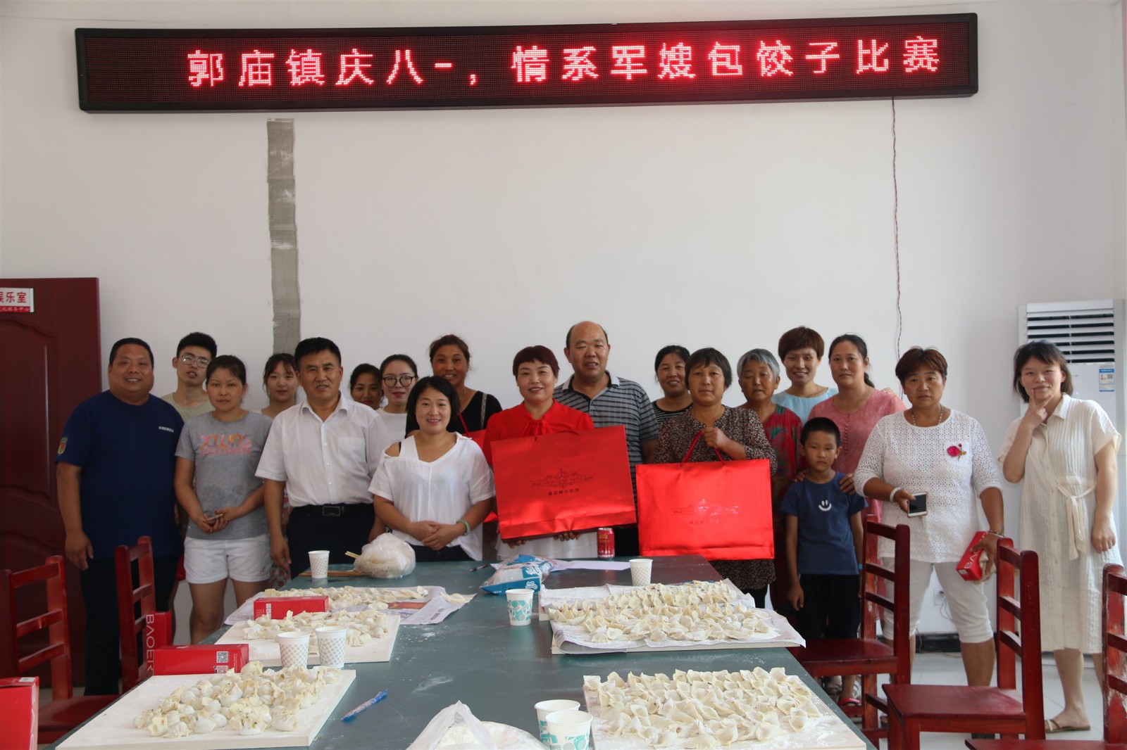 为获奖选手颁奖_副本